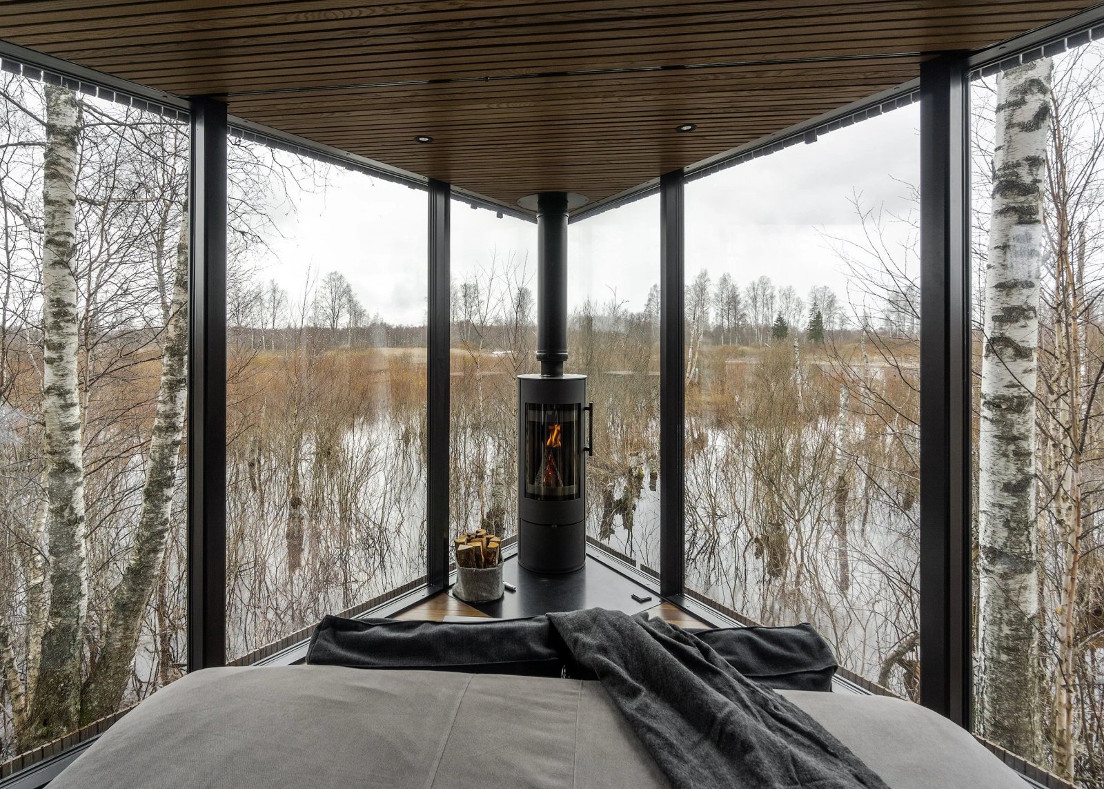 Hotellisviitti lämpimässä iltavalaistuksessa. Zynopsis Visuals.