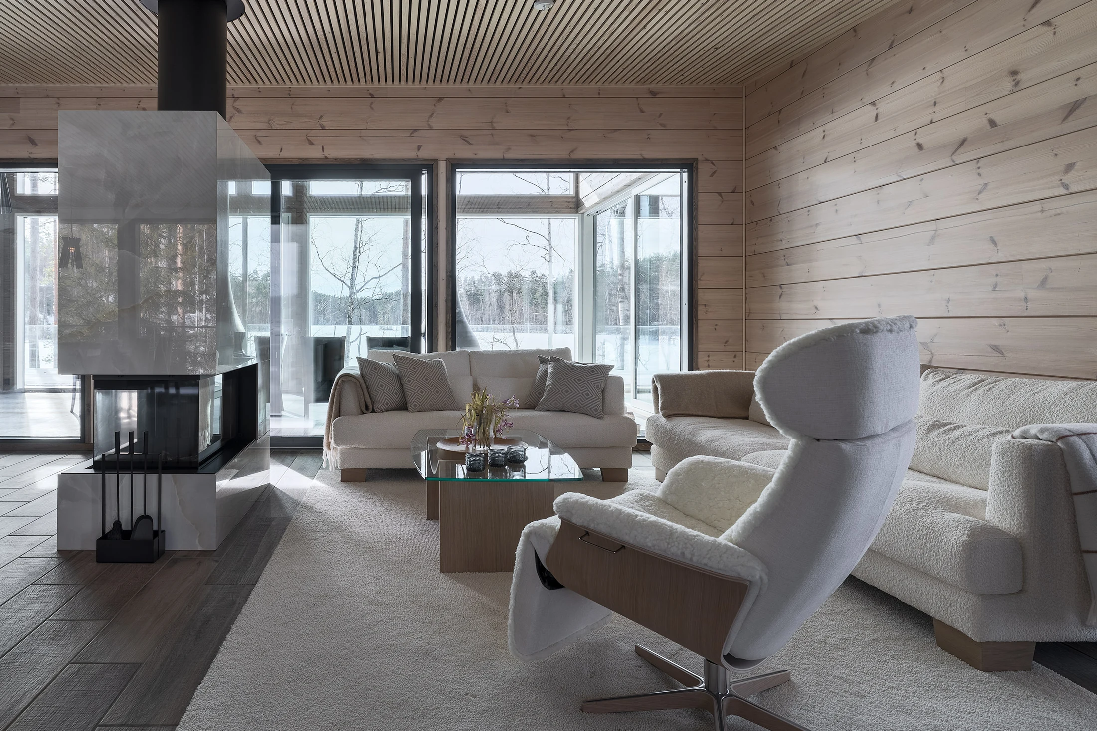 Living room and forest view at Villa 4 Seasons, Vierumäki