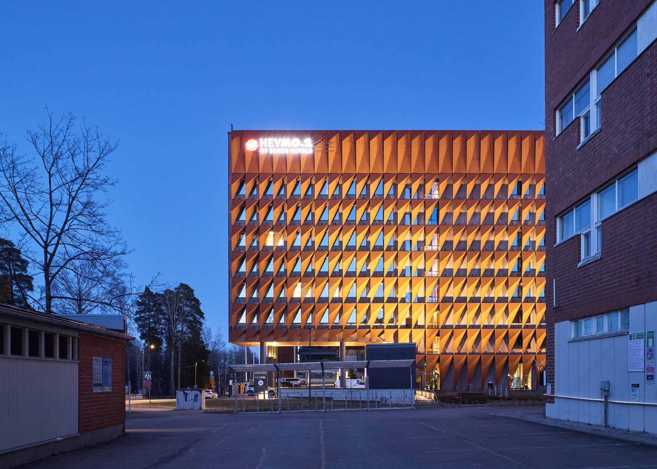 L Arkkitehtien Heymo.1 ja LSC1A, corten-julkisivut Keilaniemessä. Zynopsis Visuals.